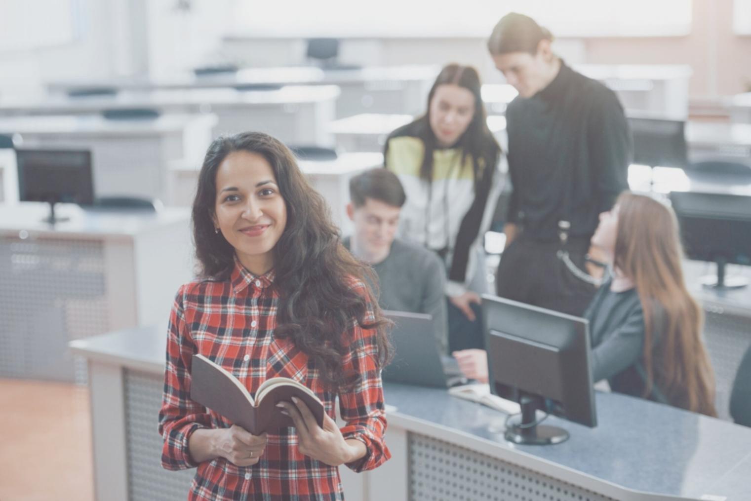 Profesional trabajando con herramientas de medición y análisis de resultados de coaching