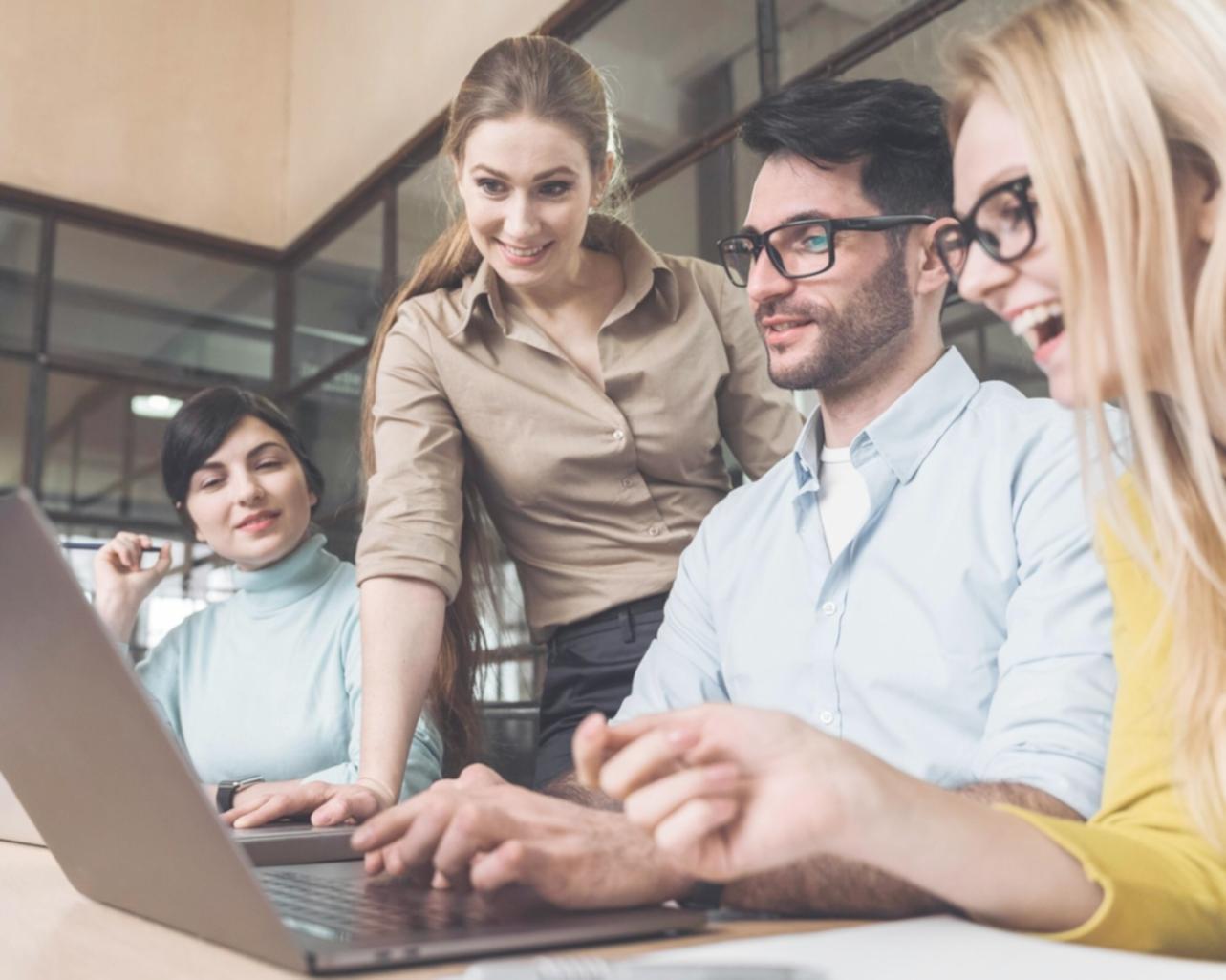 Profesional analizando métricas de coaching en un ambiente de trabajo moderno