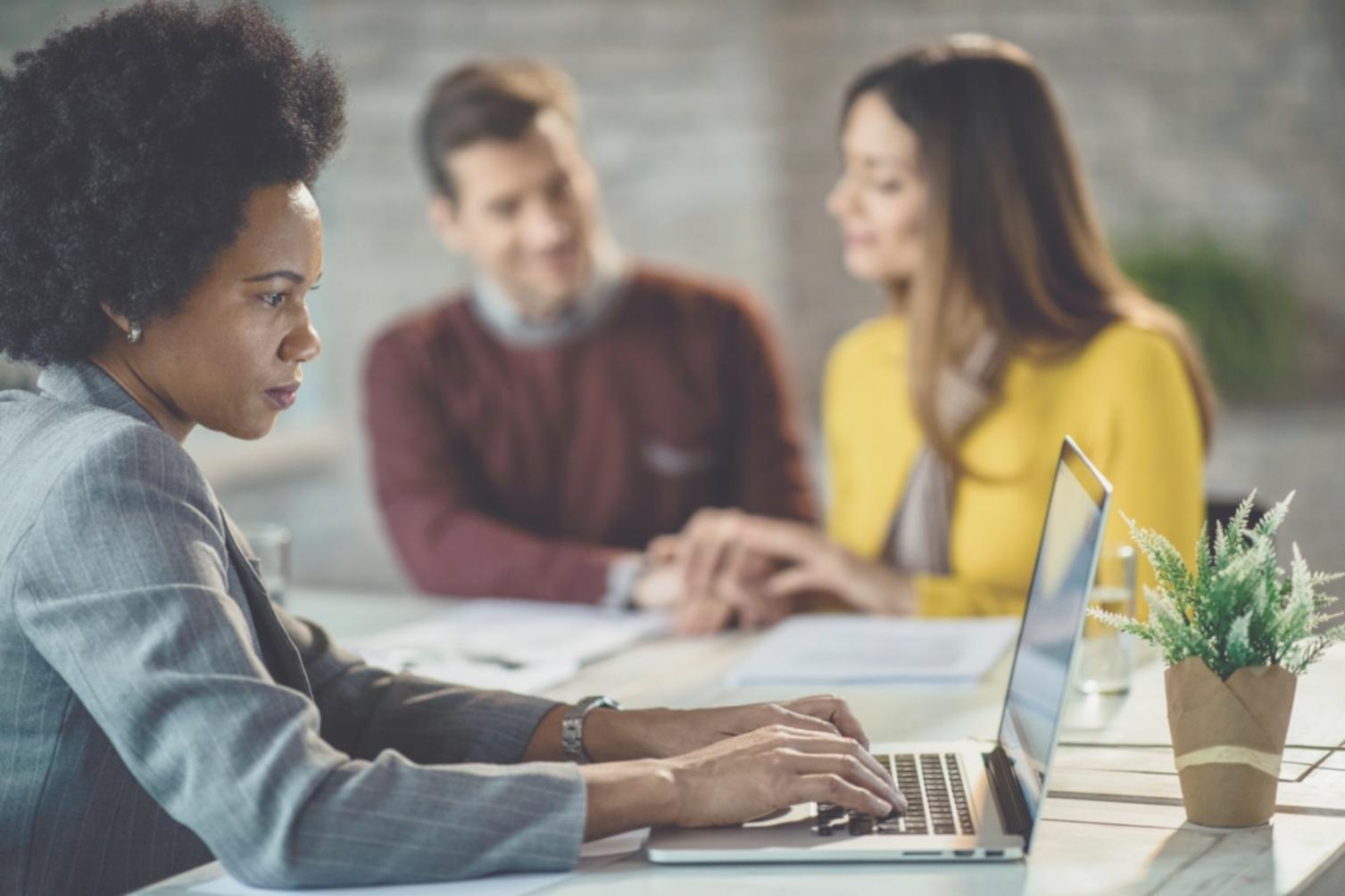 Análisis detallado de métricas de coaching mostrando tendencias de mejora